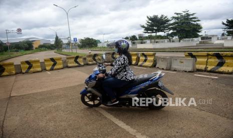 RS Lapangan Covid-19 Bogor Terisi 60 Persen. Warga dengan menggunakan sepeda motor meninggalkan kawasan Stadion Pakansari, Kabupaten Bogor, Jawa Barat, Kamis (28/1). Pemerintah Kabupaten Bogor menutup sementara kawasan Stadion Pakansari dari segala aktivitas selama Pemberlakuan Pembatasan Kegiatan Masyarakat (PPKM) hal untuk menghindari kerumunan yang berpotensi menyebarkan Covid-19.Prayogi/Republika