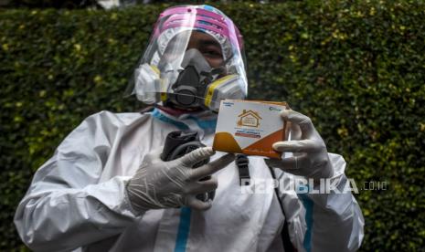 Relawan Satgas PPKM RW 10 menunjukkan obat Paket Isoman 3 bagi pasien Covid-19 yang sedang menjalani isolasi mandiri (Isoman) di rumahnya di Jalan Kebon Bibit Selatan, Tamansari, Kota Bandung, Rabu (4/8/2021). Akses obat Covid-19 gratis bisa didapat melalui layanan telemedicine. 