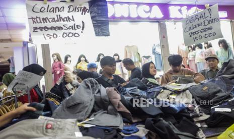 Warga memilih celana Lebaran di Pasar Tanah Abang, Jakarta. Pengunjung Pasar Tanah Abang diminta utamakan non tunai mencegah kecopetan.