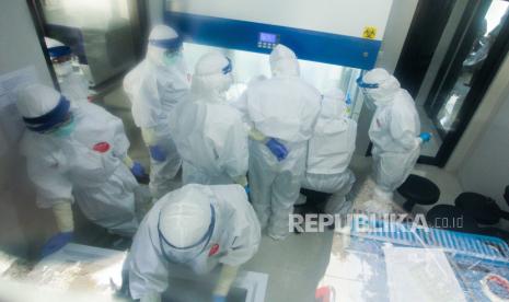 Sejumlah dokter sedang melakukan ekstraksi dengan metode Polymerase Chain Reaction (PCR) di ruang Laboratorium Biosafety II di RSUD Doris Sylvanus Palangkaraya, Kalimantan Tengah, Rabu (6/5/2020). Pengoperasian metode PCR di RSUD tersebut memiliki kemampuan untuk memeriksa 32 sampel dalam sekali uji serta mampu menampung 96 sampel dan diharapkan dapat mempercepat penanganan COVID-19 di Kalteng