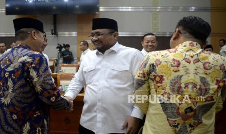 Menteri Agama Yaqut Cholil Qoumas berjabat tangan dengan anggota DPR sebelum mengikuti rapat kerja bersama Komisi VIII DPR di Kompleks Parlemen, Senayan, Jakarta, Senin (18/9/2023). Rapat kerja tersebut membahas evaluasi penyelenggaraan ibadah Haji Tahun 1444H/2023 serta membahas isu-isu aktual lainnya.