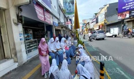 Para siswa SMA Al Muttaqin melakukan kegiatan tadarus on the street di jalur pedestrian Jalan KH Z Mustofa Kota Tasikmalaya, Selasa (28/3/2023). Ciri Orang yang Merugi Ketika Ramadhan