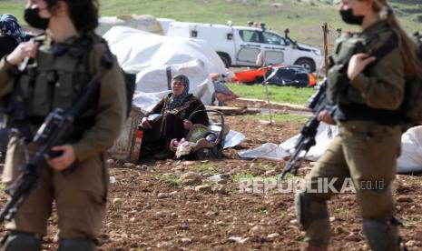 Seorang wanita Palestina menyaksikan buldoser Israel merusak daerah mereka di daerah Al-Hamsa di Lembah Jordan, Senin (8/2). Pasukan Israel menghancurkan Al-Hamsa, sebuah desa Badui di wilayah Lembah Jordan untuk ketiga kalinya.