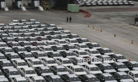 Sejumlah petugas keamanan berjaga di IPC Car Terminal, Pelabuhan Tanjung Priok, Jakarta Utara. PT Indonesia Kendaraan Terminal Tbk (IPCC) optimistis kinerja keuangan sepanjang 2021 akan lebih baik dibandingkan dengan tahun sebelumnya. Membaiknya kinerja keuangan IPCC seiring dengan kian pulihnya kegiatan bongkar muat yang dilakukan di Terminal IPCC sepanjang tahun lalu. 