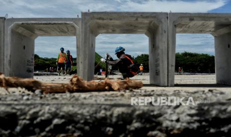 Pekerja menyelesaikan proyek pembangunan sirkuit Formula E di kawasan Taman Impian Jaya Ancol, Jakarta Utara, Ahad (6/3/2022).