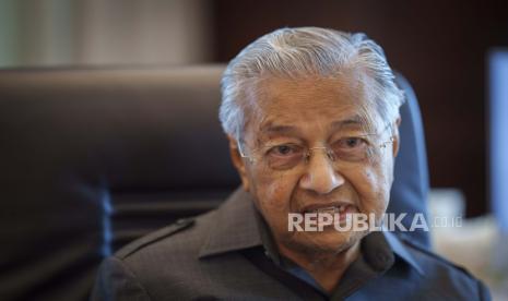  FILE - Mantan Perdana Menteri Malaysia Mahathir Mohamad berbicara selama wawancara dengan The Associated Press di kantornya di Kuala Lumpur, Malaysia, Jumat, 19 Agustus 2022. Mahathir mengumumkan Selasa, 11 Oktober 2022, ia akan bertarung dalam pemilihan umum yang diharapkan bulan depan, dan memperingatkan bahwa kemenangan oleh partai Melayu yang berkuasa dapat membuat mantan Perdana Menteri Najib Razak yang dipenjara diampuni dan dibebaskan.