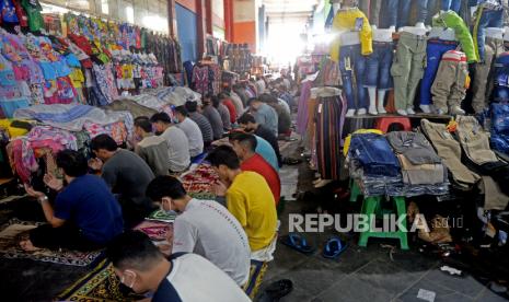 Pembeli Mulai Datangi Pasar Tanah Abang. Pedagang melaksanakan shalat jumat di Pasar Tanah Abang, Jakarta, Jumat (16/4). Shalat Jumat hari pertama Ramadhan 1442 H di tempat tersebut diikuti ratusan pedagang dan berlangsung khidmat.Prayogi/Republika