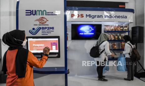 Petugas mengoperasikan aplikasi POSPAY saat peluncuran Pos Migran Indonesia di Kantor Pos Bandung, Jalan Asia Afrika, Kota Bandung, Selasa (6/4). Pos Indonesia bekerja sama dengan Badan Perlindungan Pekerja Migran Indonesia (BP2MI) meluncurkan Pos Migran Indonesia yang bertujuan untuk memberikan fasilitas layanan transaksi keuangan terpadu berbentuk mobile aplikasi bagi pekerja migran Indonesia (PMI). Foto: Republika/Abdan Syakura