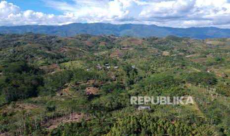 Foto aerial kawasan perumahan transmigran Sungai Bermas, Siulak, Kerinci, Jambi, Ahad (9/8/2020). Sejumlah keluarga transmigran asal Jawa Timur, Jawa Tengah, dan Jawa Barat yang masuk dalam program transmigrasi di Jambi pada 2009 dan 2010 lalu mengharapkan perhatian pemerintah karena hingga saat ini belum mendapatkan kepastian kepemilikan lahan usaha padahal disebutkan dalam perjanjian kerja sama antarpemerintah daerah saat penyelenggaraan program. 