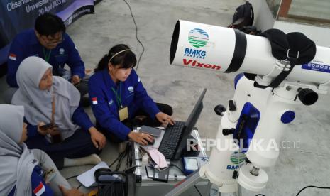 Rukyat Hilal atau pengamatan hilal Awal Syawal 1444 yang digelar Fakultas Syariah Universitas Islam Bandung (Unisba) bekerjasama dengan bagian Ruhul Islam dan Pengelolaan Masjid Unisba, BMKG, dan Kementerian Agama Provinsi Jawa Barat, di Observatorium Albiruni Fakultas Syariah Unisba, Jalan Tamansari, Kota Bandung, Kamis (20/4/2023). Kegiatan tersebut dilakukan dengan menggunakan teropong manual dan digital computerize. Namun pengamatan hilal tidak dapat diselesaikan hingga tuntas akibat cuaca buruk, awan tebal dan hujan deras.