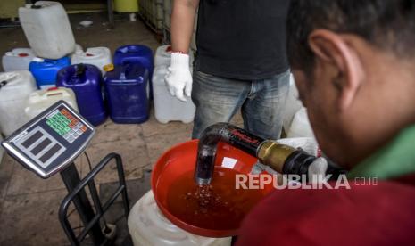 Petugas menuangkan minyak goreng curah ke jeriken milik pedagang saat operasi pasar minyak goreng curah di Pasar Gedebage, Kota Bandung, Selasa (29/3/2022). Industri minyak goreng yang terdaftar dalam program pemerintah, wajib mengisi dengan benar dan memperbarui datanya dalam Sistem Informasi Minyak Goreng Curah (SIMIRAH).