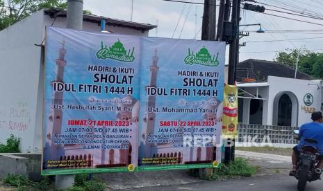 Spanduk informasi pelaksanaan sholat Idul Fitri 1444 H yang digelar Masjid Darussalam Ganjuran, Condongcatur, Depok, Sleman, DI Yogyakarta. Muhammadiyah merayakan Hari Raya Idul Fitri pada Jumat (21/4/2023).