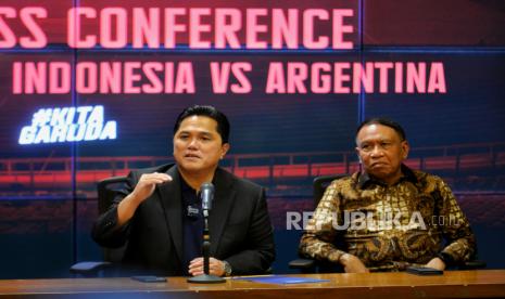 Ketua Umum PSSI  Erick Thohir (kiri) bersama Wakil Ketua Umum PSSI Zainudin Amali (kanan) menyampaikan keterangan pers terkait pertandinfan FIFA Matchday antara Timnas Indonesia melawan Timnas Argentina di ruang konferenai pers Stadion Utama Gelora Bung Karno (SUGBK), Jakarta, Senin (29/5/2023). Dalam Keterangannya FIFA Matchday tersebut akan digelar di SUGBK pada Senin 19 Juni 2023 mendatang dengan harga tiket dibanderol mulai Rp600 ribu untuk kategori 3, kategori 2 Rp1,2 juta, kategori 1 Rp2,5 juta dan VIP Rp4,2 juta. Pembelian tiket dimulai pada 5 Juni untuk nasabah Bank Rakyat Indonesia (BRI) dan tanggal 6-7 Juni untuk penjualan umum.