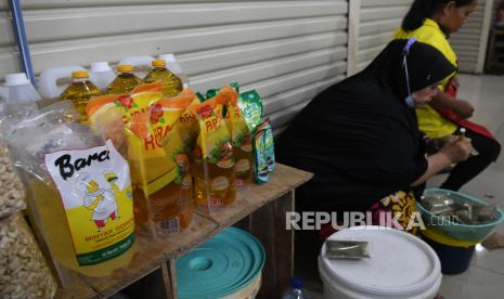 Pedagang menjual minyak goreng dalam kemasan di salah satu kios. Kelangkaan minyak goreng di pasar tradisional membuat masyarakat di Kab. Banyumas melakukan aksi panic buying, dengan memborong minyak goreng yang tersedia di pasaran.