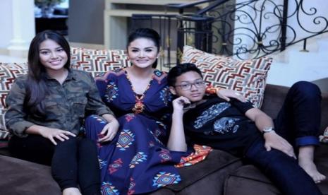 Krisdayanti dan dua anaknya, Aurel Azriel