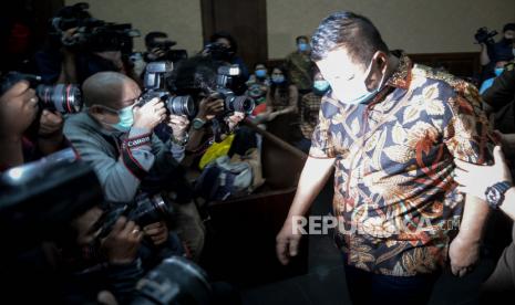 Terdakwa kasus suap penghapusan red notice Djoko Tjandra, Tommy Sumardi bersiap menjalani sidang dakwaan di Pengadilan Negeri Jakarta Pusat, Jakarta, Senin (2/11). Tommy Sumardi yang merupakan pengusaha didakwa turut membantu Djoko Tjandra dalam menyuap  Kepala Divisi Hubungan Internasional (Kadiv Hubinter) Polri Irjen Pol Napoleon Bonaparte  dan Kepala Biro Koordinator Pengawas PPNS Bareskrim Polri Brigjen Pol Prasetijo Utomo. Republika/Thoudy Badai