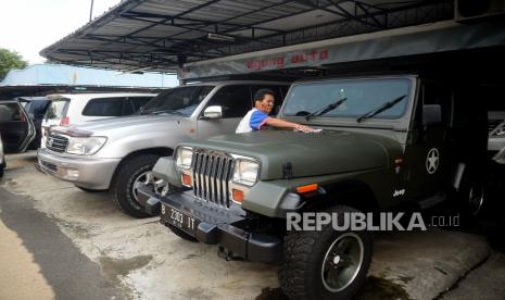 Karyawan memoles kendaraan di salah satu gerai mobil bekas. ilustrasi