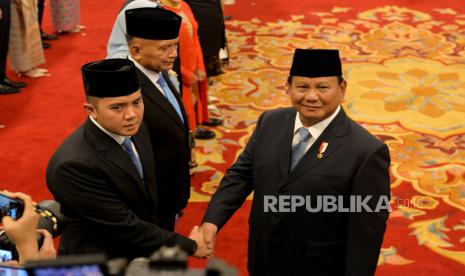 Presiden Prabowo Subianto menyalami Sekretaris Kabinet Teddy Indra Wijaya usai upacara pelantikan bareng wakil menteri Kabinet Merah Putih di Istana Negara, Jakarta, Senin (21/10/2024).