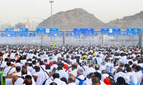 Jamaah haji berjalan untuk melaksanakan lempar jumrah aqobah di Jamarat, Makkah, Arab Saudi, Ahad (16/6/2024). Lempar jumrah aqobah merupakan salah satu syarat yang wajib dilakukan pada ibadah haji sebagai simbol pengusiran setan yang pernah dilakukan Nabi Ibrahim AS.