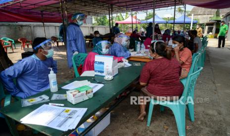 Warga mendaftar untuk tes usap PCR Covid-19 di Jalan As-Syafiiyah, Cipayung, Jakarta Timur, Jumat (21/5). Kawasan tersebut memberlakukan mikro lockdown serta tes usap PCR secara massal setelah sebanyak 51 orang warga di RT03/RW03 Kelurahan Cilangkap Kecamatan Cipayung positif Covid-19 yang berasal dari klaster halal bi halal saat lebaran Idulfitri. Republika/Thoudy Badai