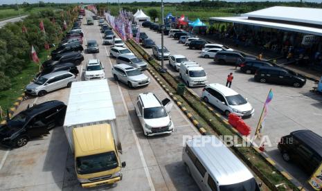 Sejumlah kendaraan parkir di rest area 275 A Penarukan, Kabupaten Tegal, Jawa Tengah. Kapolda Jabar minta personelnya mengantisipasi pemudik yang parkir di bahu jalan tol.