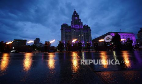 Suar Platinum Jubilee dinyalakan di luar Royal Liver Building, Liverpool, Inggris, Kamis 2 Juni 2022, pada hari pertama perayaan Platinum Jubilee. 