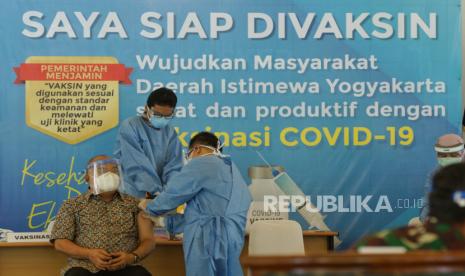 Pejabat Hingga Tokoh Agama Ikuti Vaksinasi Covid-19 di DIY. Foto: Petugas medis bersiap menyuntikan vaksin COVID-19 produksi Sinovac  kepada Wakil Gubernur Daerah Istimewa Yogyakarta (DIY) KGPAA Paku Alam X (kiri) saat pelaksanaan vaksinasi perdana di Kepatihan, Yogyakarta, Kamis (14/1/2021). Penyuntikan vaksin perdana untuk Wakil Gubernur, Forkopimda, Tokoh Agama dan Tokoh Masyarakat DIY itu menandai dimulainya program vaksinasi COVID-19 di DIY. 