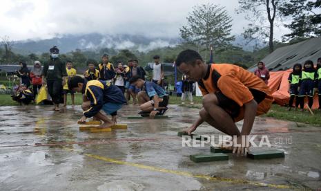 Peserta mengikuti pertandingan lari balok saat Festival Olahraga Tradisional Tingkat Jawa Barat di Dayeuhmanggung, Cilawu, Kabupaten Garut, Jawa Barat, Selasa (18/11/2020). Komunitas Anggota Masyarakat Peduli (KAMP) Garut menggelar Festival Olahraga Tradisional untuk melestarikan budaya, olahraga kerakyatan dan diikuti 300 peserta dari berbagai daerah di Jawa Barat. 