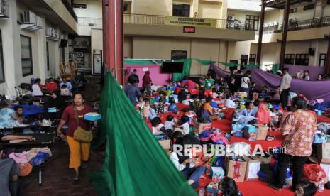 Pengungsi beraktivitas di pengungsian halaman Polres Jakarta Pusat di Kemayoran, Jakarta Pusat, Kamis (23/1/2025). Kebakaran yang menghanguskan sebanyak sekitar 543 rumah warga di kawasan pemukiman padat penduduk tersebut mengakibatkan 1.797 jiwa dari 607 Kepala Keluarga kehilangan tempat tinggal. Sejumlah tenda pengungsian dari Kementerian Sosial, BPBD, tenda relawan hingga halaman Polres Jakarta Pusat dipenuhi warga yang mengungsi, meski demikian, sebagian warga masih mengeluhkan kurangnya tenda pengungsian. Selain itu dapur umum dan sejumlah posko kesehatan darurat juga didirkan untuk melayani kebutuhan warga terdampak.