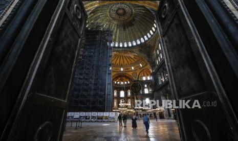 Orang-orang mengunjungi era Bizantium Hagia Sophia, sebuah situs Warisan Dunia UNESCO dan salah satu tempat wisata utama Istanbul di distrik bersejarah Sultanahmet di Istanbul, Kamis, 25 Juni 2020. Dewan Negara Turki, pengadilan administratif tertinggi negara itu diharapkan Jumat, 10 Juli 2020, untuk mengeluarkan putusan tentang petisi yang meminta keputusan 1934 yang mengubah Hagia Sophia menjadi museum dibatalkan.