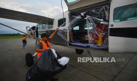 Petugas Smart Aviation mengemas garam dari pesawat cessna usai menabur garam untuk modifikasi cuaca di Bandara Internasional Minangkabau (BIM) Padang Pariaman, Sumatera Barat, Rabu (15/5/2024). Tim penabur  menaburkan 2 ton garam pada Rabu (15/5/202) ke langit wilayah Sumbar di ketingggian 10-12 ribu kaki dalam kegiatan teknologi modifikasi cuaca pengendalian dampak bencana di daerah itu yang akan dilakukan hingga lima hari ke depan. 