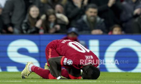 Sadio Mane dari Liverpool meletakkan kepalanya di halaman untuk merayakan mencetak gol kedua timnya selama pertandingan sepak bola grup B Liga Champions antara Liverpool dan Atletico Madrid di Liverpool, Inggris, Rabu, 3 November 2021.