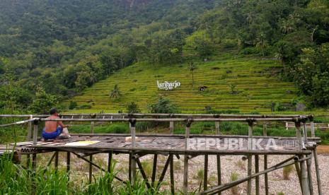 Tempat untuk swafoto di tepian Sungai Oyo, Selopamioro, Imogiri, Bantul, Yogyakarta, Kamis (3/3/2022). Kawasan Selopamioro kini menjadi salah satu destinasi wisata baru di Yogyakarta. Terutama wisata air karena memanfaatkan Sungai Oyo saat musim kemarau. Namun, pariwisata di Selopamioro bergantung dengan kondisi cuaca atau alam. Jika hulu sungai hujan atau banjir menjadi berbahaya dan sepi.