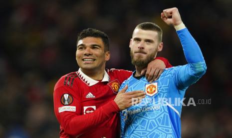  Penjaga gawang Manchester United David de Gea (kanan) dan pemain Manchester United Casemiro merayakan gol pada akhir pertandingan sepak bola leg kedua playoff Liga Europa antara Manchester United dan Barcelona di stadion Old Trafford di Manchester, Inggris,  Jumat (24/2/2023) dini hari WIB 