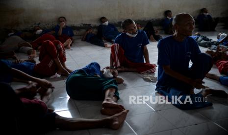 Warga binaan Orang Dalam Gangguan Jiwa (ODGJ) menjalani masa observasi usai menerima vaksin Covid-19 AstraZeneca di Yayasan Jambrud Biru, Kota Bekasi, Jawa Barat, Rabu (4/8). Dari total 166 orang warga binaan di yayasan tersebut, sebanyak 70 orang yang lolos proses screening dan dapat menerima vaksin Covid-19 dosis pertama pada program vaksinasi merdeka. Republika/Thoudy Badai