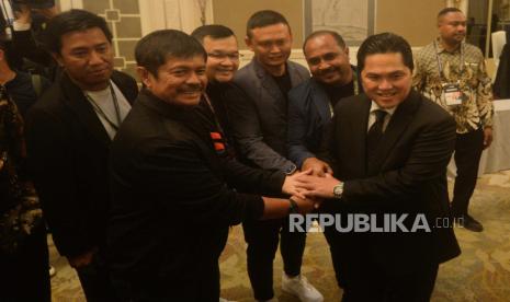 Ketua Umum PSSI periode 2023-2027 Erick Thohir bertumpu tangan dengan Direktur Teknik PSSI Indra Sjafri usai Kongres Luar Biasa PSSI di Jakarta, Kamis (16/2/2023). Pada kongres tersebut Erick Thohir resmi terpilih sebagai Ketua Umum PSSI sementara Zainuddin Amali dan Ratu Tisha terpilih sebagai Wakil Ketua Umum PSSI untuk kepengurusan 2023-2027.