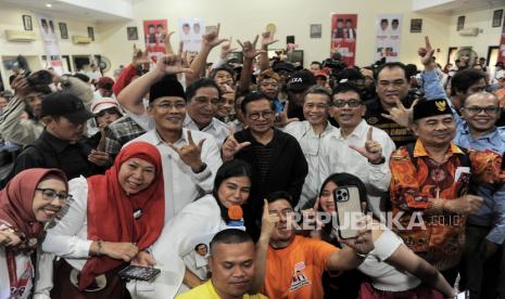 Bakal calon gubernur DKI Jakarta Pramono Anung berfoto bersama relawan saat menghadiri deklarasi rumah bersama relawan Pramono-Rano di Gedung Joeang 45, Jakarta, Ranu (11/9/2024). Deklarasi rumah bersama tersebut diresmikan oleh pasangan Pramono dan Rano yang juga dihadiri oleh hampir ratusan relawan untuk mendukung dan memenangkan pasangan bakal calon gubernur dan wakil gubernur DKI Jakarta Pramono Anung dan Rano Karno dalam Pilgub DKI 2024.