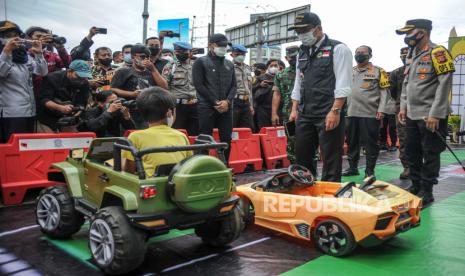 Gubernur Jawa Barat Ridwan Kamil (ketiga kanan) meninjau wahana bermain anak di posko mudik, Padalarang, Kabupaten Bandung Barat, Jawa Barat, Kamis (28/4/2022). Dalam kesempatan tersebut, Gubernur Jawa Barat meninjau kesiapan posko mudik di Kabupaten Bandung Barat dan Kabupaten Bandung. 