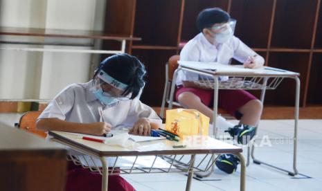 Sejumlah pelejar SD mengikuti pembelajaran tatap muka (PTM) dengan penerapan protokol kesehatan (Prokes) di salah satu sekolah, di Kota Bandung, pekan lalu. Melonjaknya kasus corona saat ini akan menjadi pertimbangan Pemerintah Kota Bandung dalam memutuskan pelaksanaan PTM atau sekolah tatap muka secara terbatas.