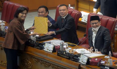 Menteri Keuangan Sri Mulyani menyerahkan laporannya kepada Wakil Ketua DPR Sufmi Dasco Ahmad saat Rapat Paripurna ke-24 DPR RI masa persidangan V tahun sidang 2021-2022 di Kompleks Parlemen, Senayan, Jakarta, Selasa (31/5/2022). Rapat paripurna tersebut membahas tiga agenda yaitu Pertama, tanggapan pemerintah terhadap pandangan fraksi atas Kerangka Ekonomi Makro dan Pokok-Pokok Kebijakan Fiskal (KEM dan PPKF) RAPBN Tahun Anggaran 2023, Kedua, laporan Komisi VIII DPR atas pemberhentian pembahasan RUU tentang Penanggulangan Bencana dan Ketiga, persetujuan perpanjangan waktu pembahasan terhadap RUU tentang Hukum Acara Perdata dan RUU tentang Perubahan Kedua Atas Undang-Undang Nomor 35 Tahun 2009 tentang Norkotika.