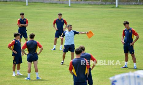 Pelatih Tim Nasional Spanyol U-17 Jose Lana (tengah) memberikan instruksi saat memimpin sesi latihan menjelang Piala Dunia U-17 2023 di Lapangan Gelora Samudra, Badung, Bali, Jumat (3/11/2023). Timnas Spanyol U-17 akan bertanding pada grup B Piala Dunia U-17 2023 bersama Kanada, Mali dan Uzbekistan. ANTARA FOTO/Fikri Yusuf/rwa.