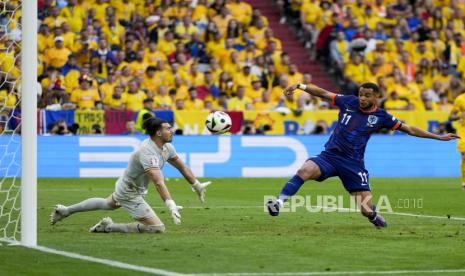 Pemain Belanda Cody Gakpo (kanan) saat menghadapi Rumania di Euro 2024.