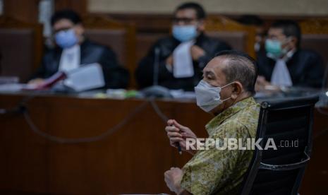 Terdakwa kasus suap dan pengalihan hak tagih atau cessie Bank Bali Djoko Tjandra menjalani sidang dakwaan di Pengadilan Tipikor, Jakarta, Senin (2/11). Djoko Tjandra didakwa telah memberikan suap kepada Pinangki Sirna Malasari sebesar 500 ribu dolar Singapura, Kepala Divisi Hubungan Internasional (Kadiv Hubinter) Polri Irjen Pol Napoleon Bonaparte 200 ribu dolar Singapura dan 270 ribu dolar AS dan Kepala Biro Koordinator Pengawas PPNS Bareskrim Polri Brigjen Pol Prasetijo Utomo senilai 150 ribu dolar AS. Djoko Tjandra juga didakwa melakukan pemufakatan jahat dengan Pinangki Sirna Malasari dan Andi Irfan Jaya. Republika/Thoudy Badai