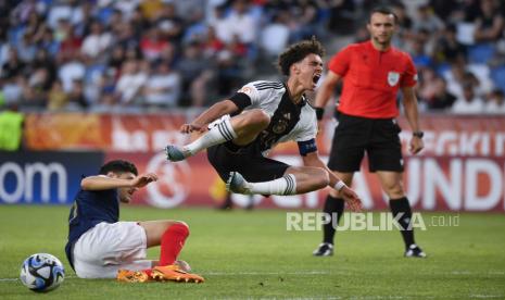 Barcelona dikabarkan telah merekrut penyerang SC Freiburg asal Jerman, Noah Darvich (kanan). 