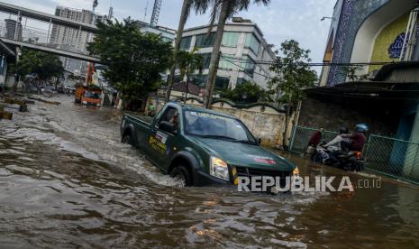 Kendaraan menerobos banjir di Jalan Warung Buncit Raya, Jakarta, Sabtu (20/2). Intensitas hujan yang tinggi menyebabkan banjir di sejumlah wilayah Jakarta serta menyebabkan sebagian ruas jalan tidak dapat dilewati kendaraan. Republika/Putra M. Akbar