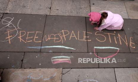 Seorang anak menuliskan pesan untuk Palestina, di London, Inggris, 7 Februari 2024. 