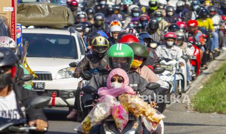 Sejumlah kendaraan yang didominasi pemudik melintas di jalur Pantura Karawang, Jawa Barat, Ahad (8/5/2022).  Pada H+5 Lebaran, arus lalu lintas di jalur Pantura Karawang menuju Jakarta terpantau padat. 