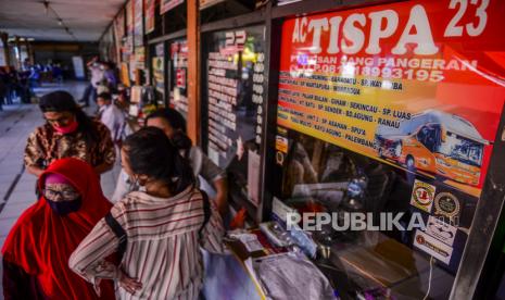 Sejumlah penumpang saat akan membeli tiket bus di Terminal Kalideres, Jakarta, Jumat (9/4). 