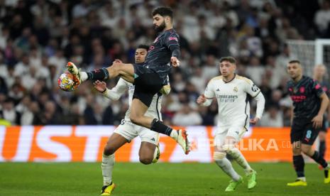 Josko Gvardiol dari Manchester City berebut bola dengan pemain Real Madrid Jude Bellingham pada pertandingan sepak bola leg pertama perempat final Liga Champions antara Real Madrid dan Manchester City di stadion Santiago Bernabeu di Madrid, Spanyol, Rabu (10/4/2024). Dini hari WIB.