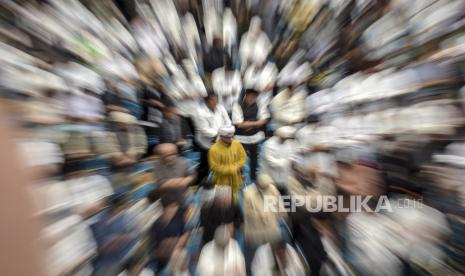 Umat muslim melaksanakan Shalat Jumat di Masjid Raya Al Jabbar, Gedebage, Kota Bandung, Jumat (30/12/2022). Pemerintah Provinsi Jawa Barat menggelar Shalat Jumat perdana di Masjid Raya Al Jabbar usai diresmikan oleh Gubernur Jawa Barat Ridwan Kamil. Republika/Abdan Syakura